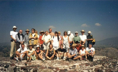 1999-holdet p toppen af solens pyramide i Teotihuacn.