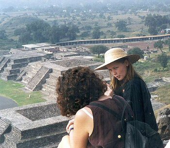 Faglig diskussion af detaljer p toppen af mnens pyramide i Teotihuacn.