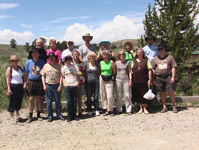 2006-holdet poserer for fotografen (og turlederen) ved South Pass City, Wyoming. Chauffren Mitch ses i verste rkke, lngst til hjre.